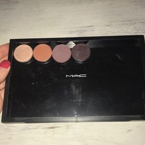 MAC Magnetic Eyeshadow Palette with 4 eyeshadows